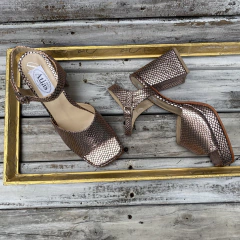 Sandalias con plataforma y tacón, metalizado cobre. f13-2451 en internet