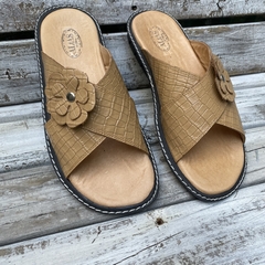 Chinelas cruzadas con flor, camel. j05v-169.1 - Altas de Olivos