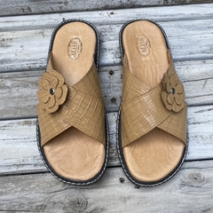 Chinelas cruzadas con flor, camel. j05v-169.1 - comprar online