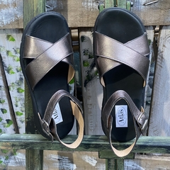 Sandalias confort cruzadas, peltre . j05v-302.1
