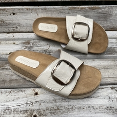 Chinelas birk hebillón charol tiza. -p02v-995