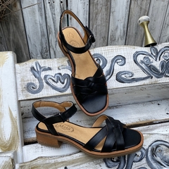 Sandalia negra trenzada. s06v-369