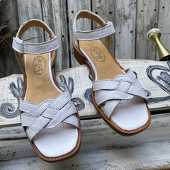 Sandalia blanca trenzada. s06v-369