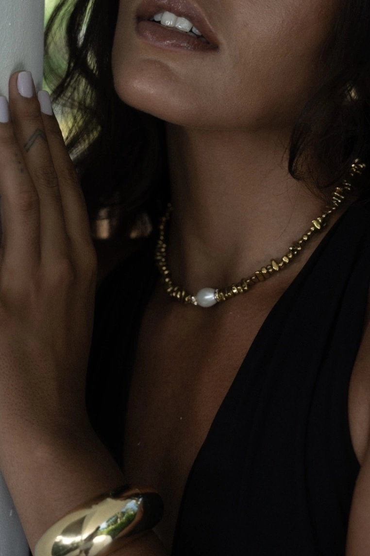 Chocker Hematita Dourada com Perola