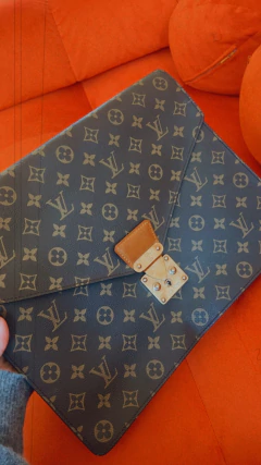 Cartera tipo sobre cuero con cierre metálico Louis Vuitton - comprar online