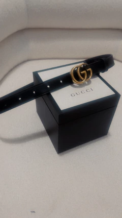 Cinturón Gucci de cuero con hebilla doble G en internet