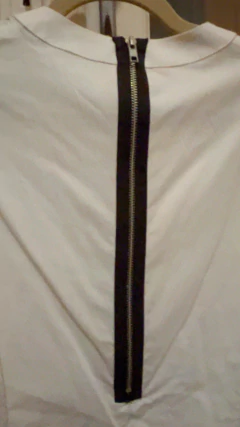 Camisa aJt con detalle en mangas Y cierre el espada