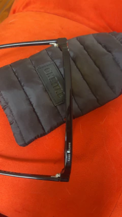 Anteojos de sol nuevas con estuche acolchonado en internet