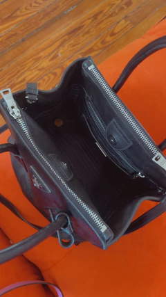 Cartera Prada cuero y gamuza con doble correa - CABU