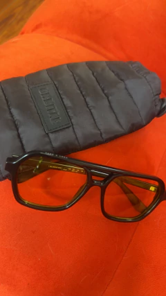 Anteojos de sol nuevas con estuche acolchonado - CABU