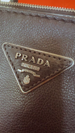 Cartera Prada cuero y gamuza con doble correa en internet