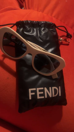 Anteojos de sol Fendi con estuche y caja en internet