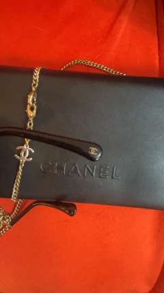 Anteojos de sol con cadena Chanel y mini bag en internet