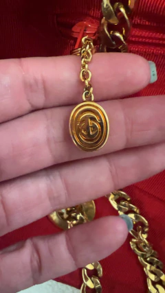 Cartera Gucci vintage con cadena y detalle metálico en internet