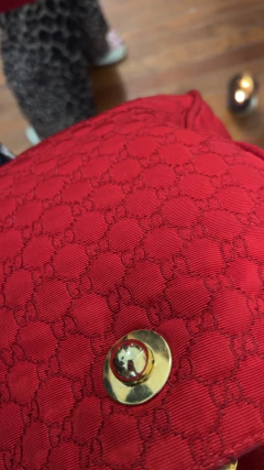 Cartera Gucci vintage con cadena y detalle metálico