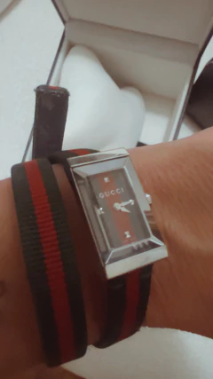 Reloj de pulsera Gucci con correa doble a pila en internet