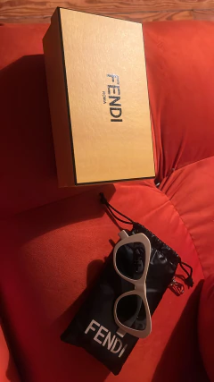 Imagen de Anteojos de sol Fendi con estuche y caja