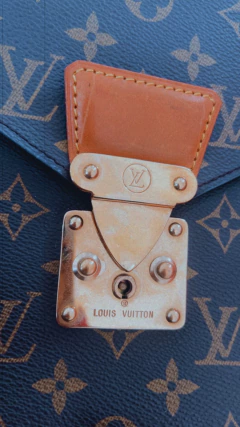 Cartera tipo sobre cuero con cierre metálico Louis Vuitton - tienda online