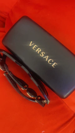 Anteojos de sol Versace con estuche logo dorado - CABU
