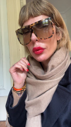 Imagen de Anteojos de sol con estuche Loewe modelo muy buscado