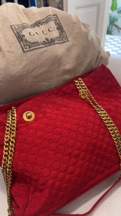 Cartera Gucci vintage con cadena y detalle metálico en internet