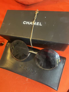 Anteojos de sol con cadena Chanel y mini bag en internet