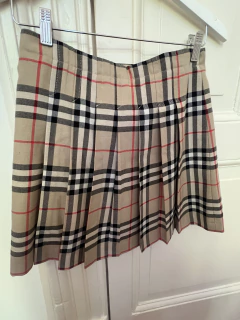 Imagen de Falda corta tableada Burberry con talle 38