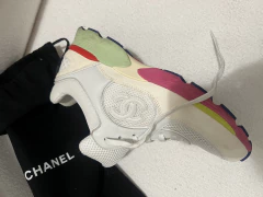 Zapatillas deportivas Chanel con logo 39.5 nuevas en internet