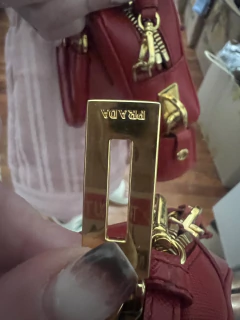 Cartera Prada con correa ajustable llaves y candado - tienda online