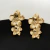 Brinco Duas Flores Foscas Acetinadas Com Miolo Prata Banhado No Ouro Com Prata - BR3681 - comprar online