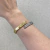 Bracelete Transpassado Martelado Prata Com Dourado - PL1300