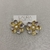 Brinco de Flor Pétalas Douradas E Pratas Com Miolo De Pérola Banhado a Ouro - BR2659 - comprar online