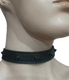 Chocker de ecocuero con puas negras