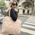 Tote Puffer Camel con Bolsillo Plaqué