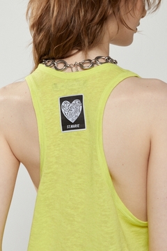 Musculosa Sara Mell en internet