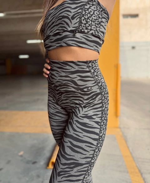 4833. Calza recortes y bordado - comprar online