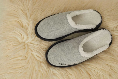 41221. Pantufla lisa gris con corderito.