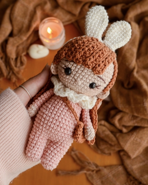 menina coelho amigurumi