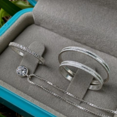 COMBO PAR DE ALIANÇAS CACTO DE NATAL 2MM + ANEL SOLITÁRIO + COLAR PONTO DE LUZ na internet