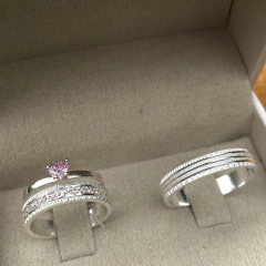 COMBO ROSA ENCANTADA - PAR DE ALIANÇAS + ANEL SOLITÁRIO ZIRCÔNIA CORAÇÃO ROSA