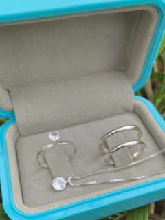 COMBO PAR DE ALIANÇAS CACTO PASCOA 2MM + ANEL SOLITÁRIO + COLAR PONTO DE LUZ na internet