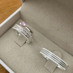 COMBO ROSA ENCANTADA - PAR DE ALIANÇAS + ANEL SOLITÁRIO ZIRCÔNIA CORAÇÃO ROSA - comprar online