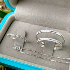 COMBO PAR DE ALIANÇAS CACTO DE NATAL 2MM + ANEL SOLITÁRIO + COLAR PONTO DE LUZ - I C Pratas Joalherias