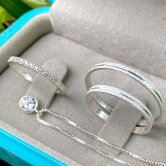 COMBO PAR DE ALIANÇAS CACTO DE NATAL 2MM + ANEL SOLITÁRIO + COLAR PONTO DE LUZ