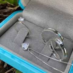 COMBO PAR DE ALIANÇAS CACTO PEROLA 4MM + ANEL SOLITÁRIO + COLAR PONTO DE LUZ