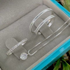 COMBO PAR DE ALIANÇAS CACTO DE NATAL 2MM + ANEL SOLITÁRIO + COLAR PONTO DE LUZ - comprar online