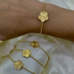 Pulseira inspiração 1 trevo Dourado na internet