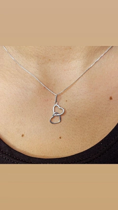 GARGANTILHA COM PINGENTE CORAÇÃO DUPLO PRATA925 na internet