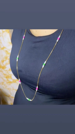 COLAR LONGO DE PEROLA E BOLINHA COLORIDAS - comprar online