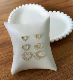 BRINCO TRIO CORAÇÃO CRAVEJADO FOLHEADO OURO18K